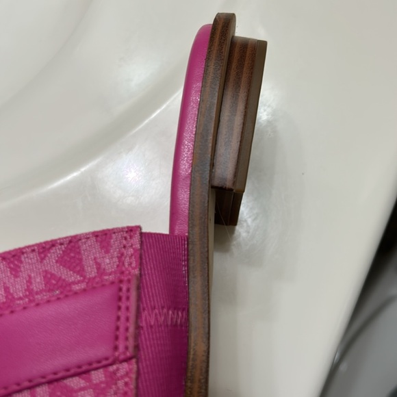 Michael Kors Fuchsia Sandals with Gold Emblem - Picture 2 of 5